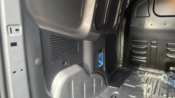 Ford Transit Courier E-Transit Courier 100kW 43kWh Trend Van Auto - Image 28